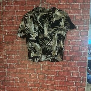 Volcom Black and White Leaf Print Shirt size small (Rm81)